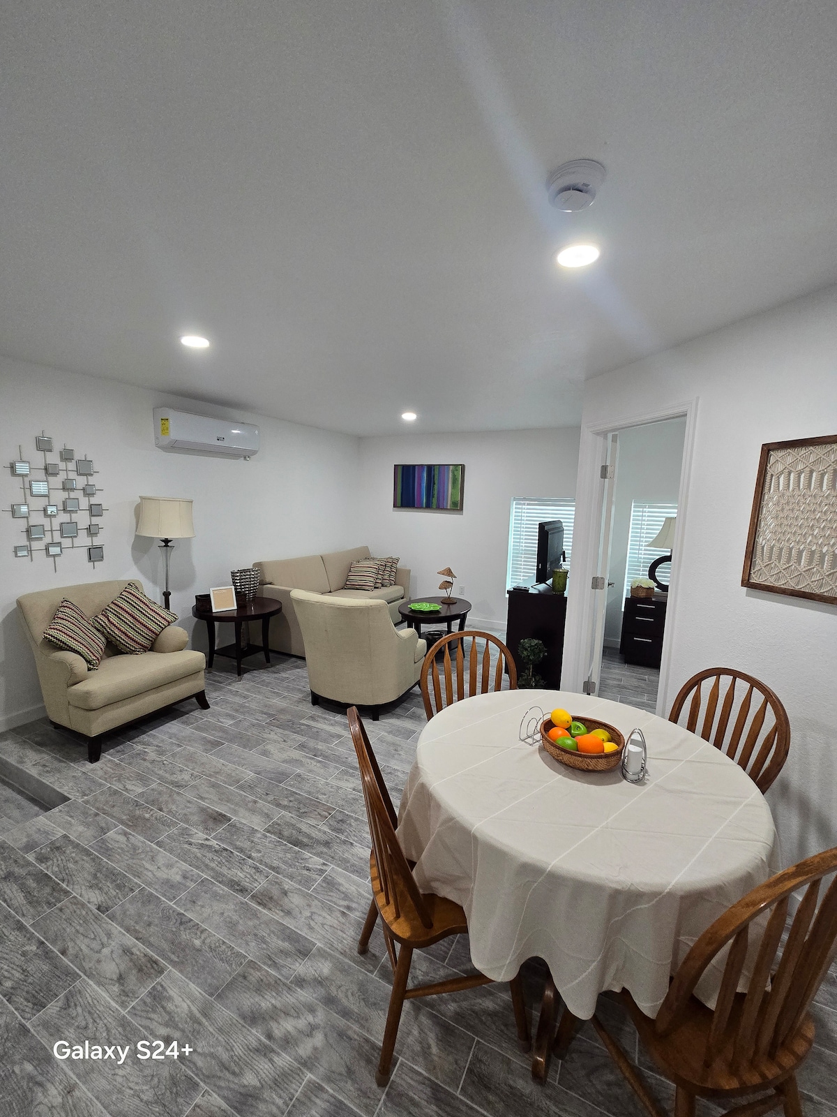 SOLANA · Dining area · 2 / 23